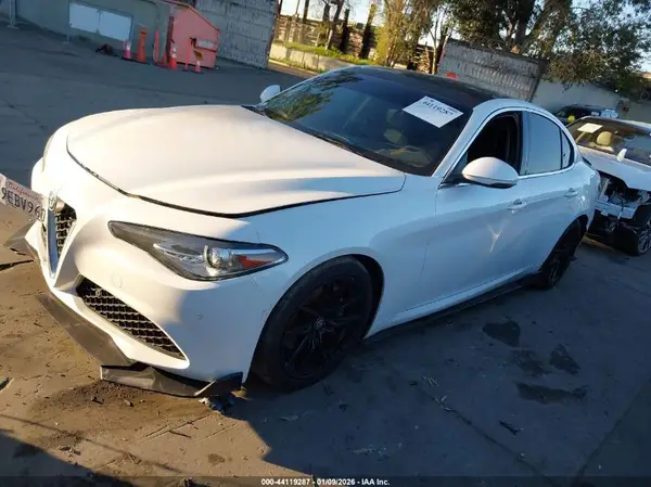 ZARFAECN7H7542345 2017 ALFA ROMEO GIULIA - Image 2