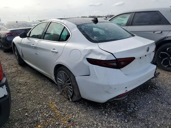 ZARFAECN7H7556388 2017 ALFA ROMEO GIULIA - Image 2