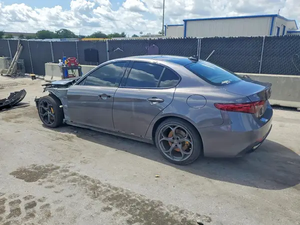 ZARFAECN7J7571947 2018 ALFA ROMEO GIULIA - Image 2