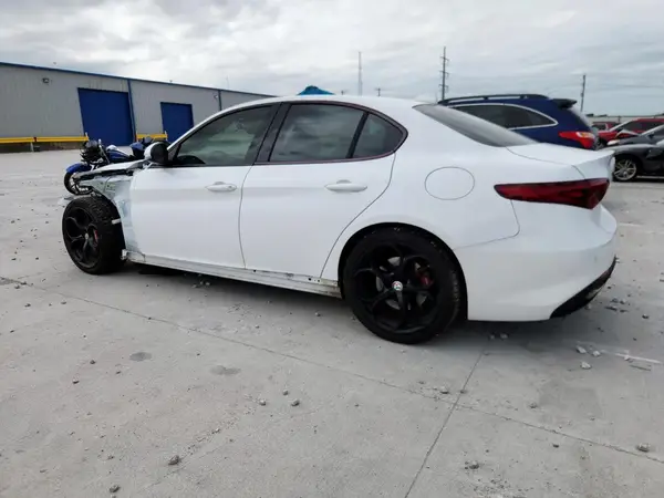 ZARFAECN7J7576873 2018 ALFA ROMEO GIULIA - Image 2