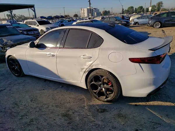 ZARFAECN7J7576999 2018 ALFA ROMEO GIULIA - Image 2