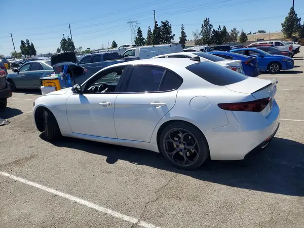 ZARFAECN7J7595231 2018 ALFA ROMEO GIULIA - Image 2