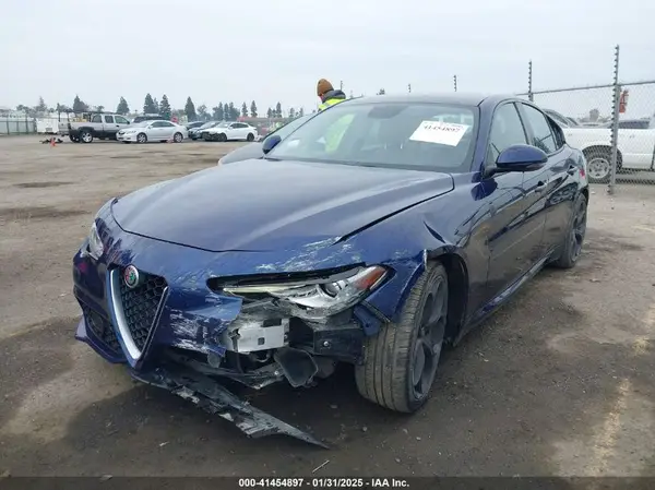 ZARFAECN7J7595990 2018 ALFA ROMEO GIULIA - Image 2