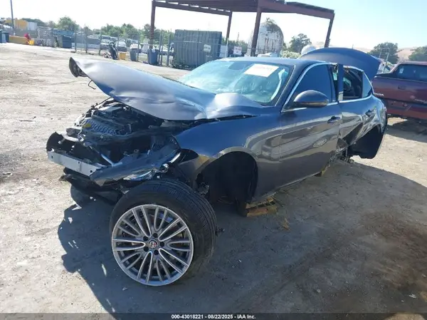 ZARFAECN8H7556125 2017 ALFA ROMEO GIULIA - Image 2