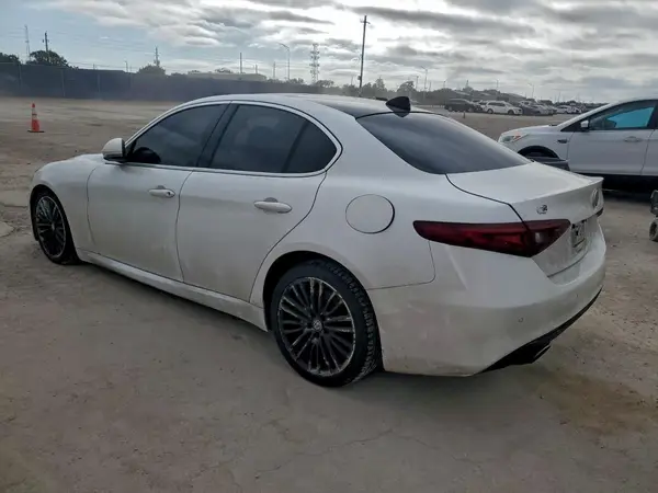 ZARFAECN8J7593343 2018 ALFA ROMEO GIULIA - Image 2