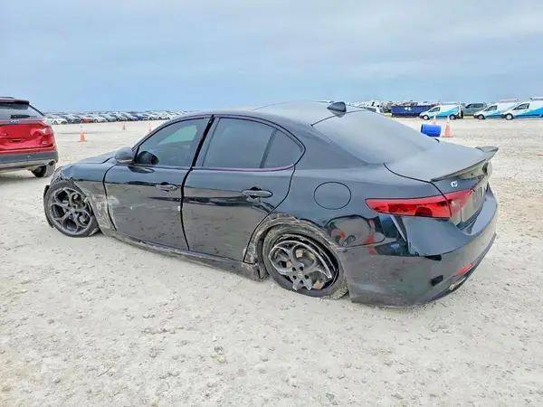 ZARFAECN8J7599479 2018 ALFA ROMEO GIULIA - Image 2