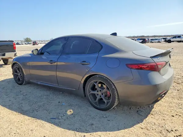 ZARFAECNXH7542176 2017 ALFA ROMEO GIULIA - Image 2