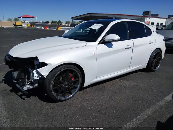 ZARFAECNXH7545773 2017 ALFA ROMEO GIULIA - Image 2