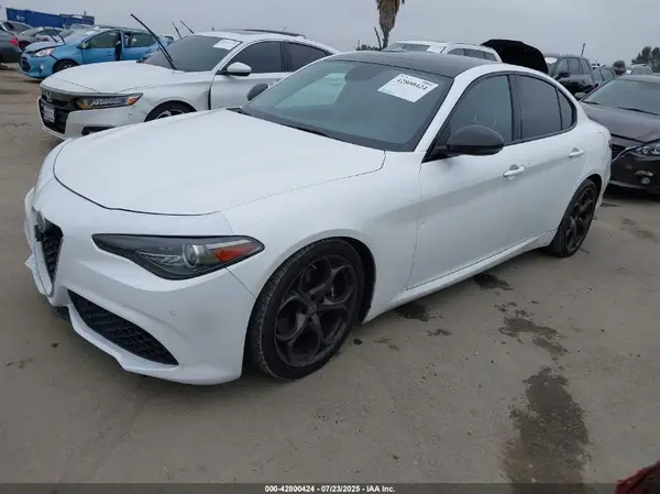 ZARFAECNXH7549497 2017 ALFA ROMEO GIULIA - Image 2