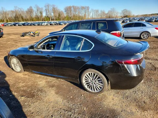 ZARFAECNXH7554764 2017 ALFA ROMEO GIULIA - Image 2