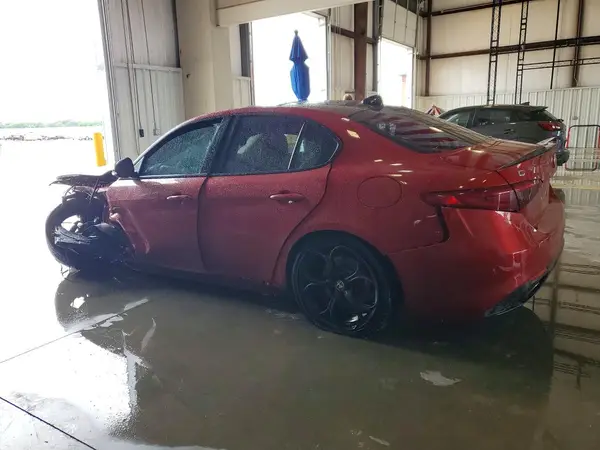 ZARFAECNXH7556031 2017 ALFA ROMEO GIULIA - Image 2