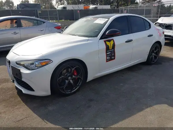 ZARFAECNXJ7566533 2018 ALFA ROMEO GIULIA - Image 2