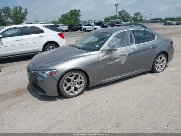 ZARFAECNXJ7589715 2018 ALFA ROMEO GIULIA - Image 2