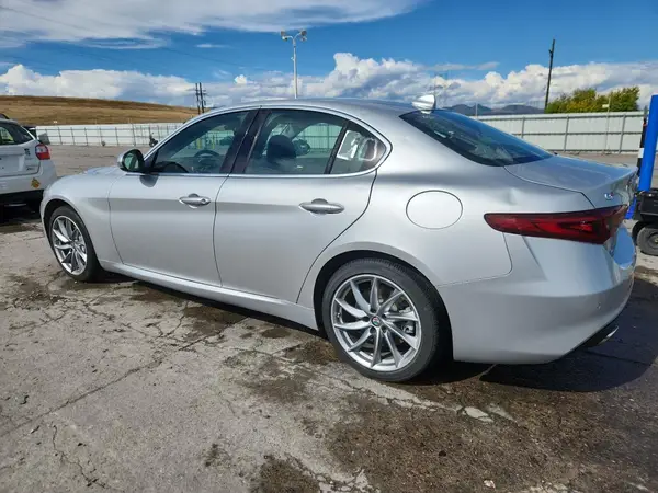 ZARFAEDN0H7529063 2017 ALFA ROMEO GIULIA - Image 2