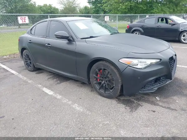 ZARFAEDN0J7596915 2018 ALFA ROMEO GIULIA - Image 1