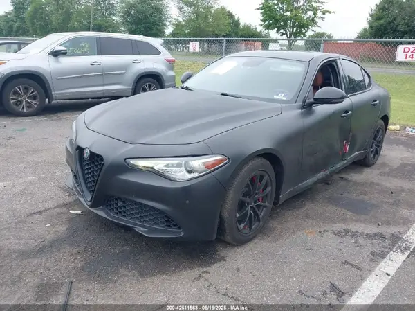ZARFAEDN0J7596915 2018 ALFA ROMEO GIULIA - Image 2