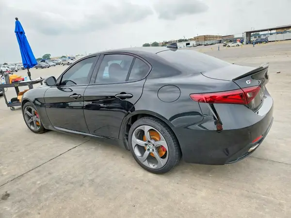 ZARFAEDN1J7588192 2018 ALFA ROMEO GIULIA - Image 2