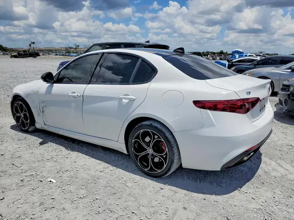 ZARFAEDN2H7532756 2017 ALFA ROMEO GIULIA - Image 2
