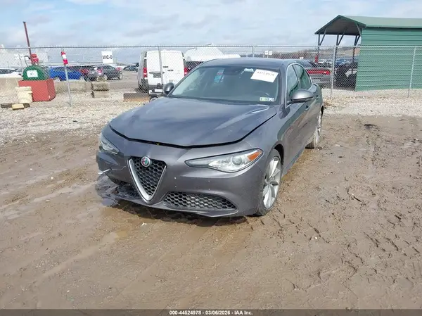 ZARFAEDN3H7535696 2017 ALFA ROMEO GIULIA - Image 2
