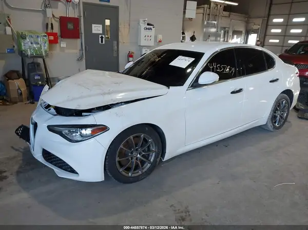 ZARFAEDN3J7576674 2018 ALFA ROMEO GIULIA - Image 2