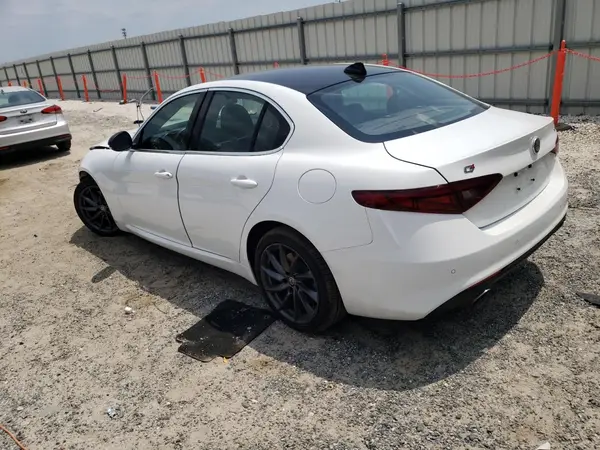 ZARFAEDN5J7572982 2018 ALFA ROMEO GIULIA - Image 2