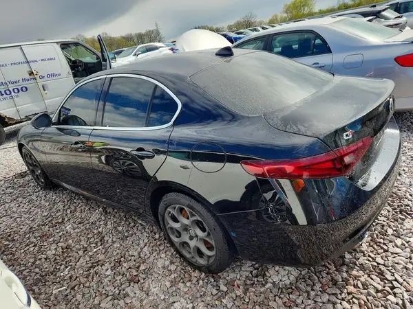 ZARFAEDN6H7530041 2017 ALFA ROMEO GIULIA - Image 2