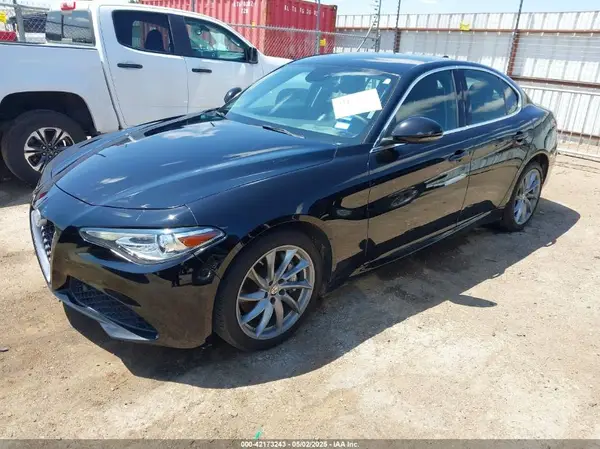 ZARFAEDN6J7566415 2018 ALFA ROMEO GIULIA - Image 2