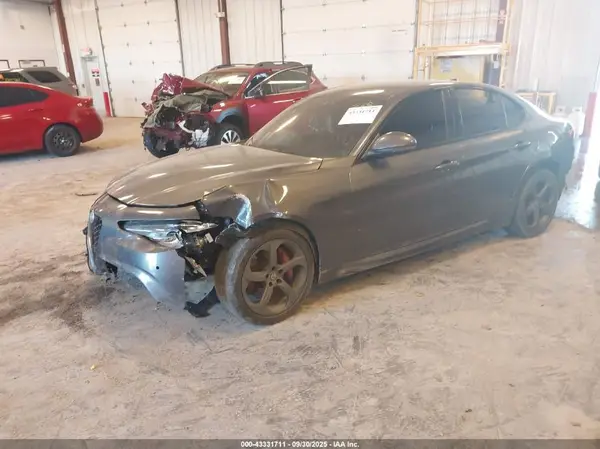 ZARFAEDN7J7564091 2018 ALFA ROMEO GIULIA - Image 2
