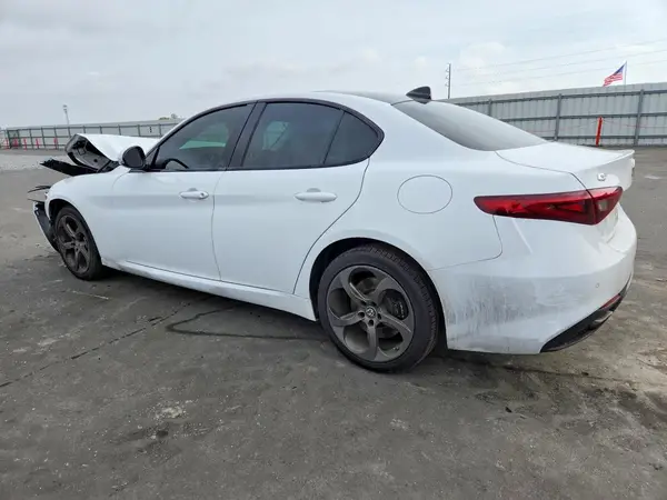 ZARFAEDN7J7573518 2018 ALFA ROMEO GIULIA - Image 2