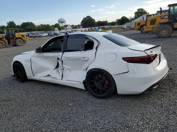 ZARFAEDN7J7589055 2018 ALFA ROMEO GIULIA - Image 2