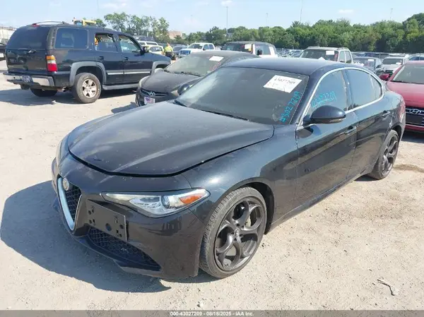 ZARFAEDN8J7566996 2018 ALFA ROMEO GIULIA - Image 2
