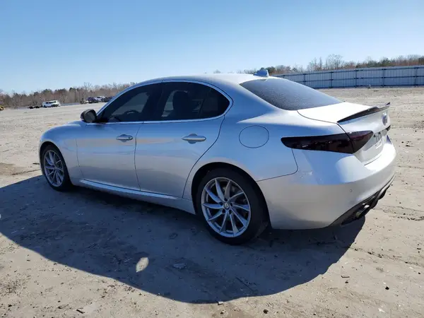 ZARFAEDNXH7528647 2017 ALFA ROMEO GIULIA - Image 2