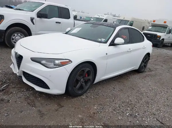 ZARFAEDNXH7551748 2017 ALFA ROMEO GIULIA - Image 2