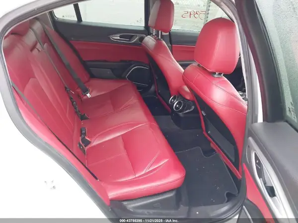 ZARFAEDNXH7551748 2017 ALFA ROMEO GIULIA - Image 8
