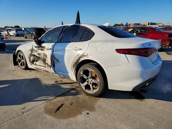 ZARFAEDNXJ7589468 2018 ALFA ROMEO GIULIA - Image 2