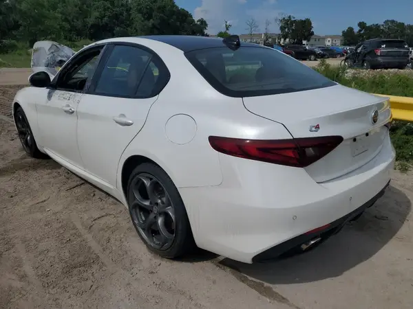 ZARFAEEN0H7557041 2017 ALFA ROMEO GIULIA - Image 2