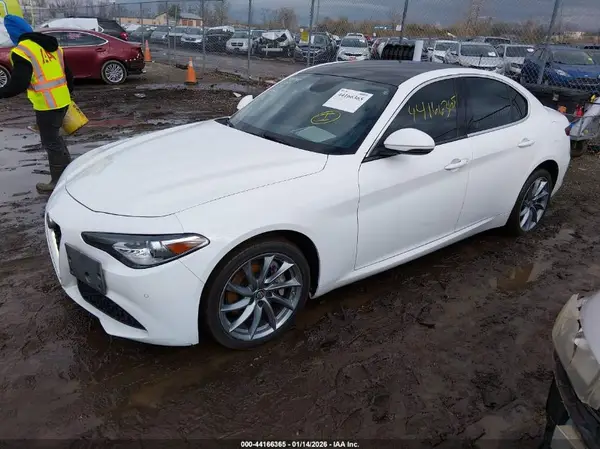 ZARFAEEN1H7561115 2017 ALFA ROMEO GIULIA - Image 2