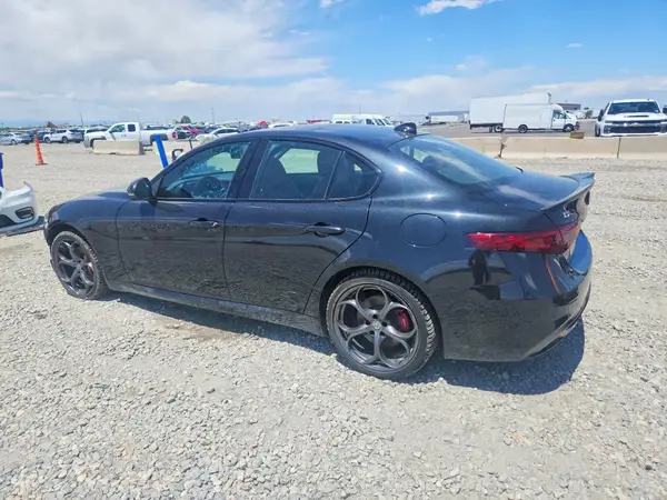 ZARFAEEN1J7570838 2018 ALFA ROMEO GIULIA - Image 2