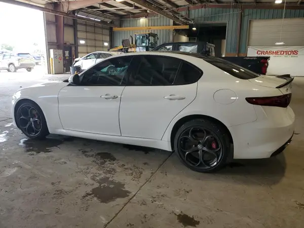 ZARFAEEN1J7588191 2018 ALFA ROMEO GIULIA - Image 2