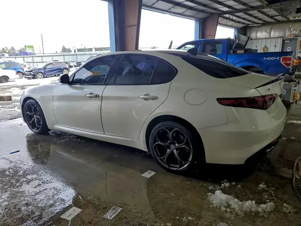 ZARFAEEN1J7593827 2018 ALFA ROMEO GIULIA - Image 2
