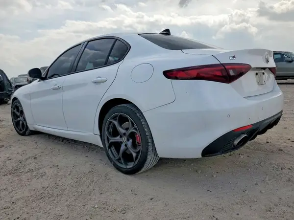 ZARFAEEN1J7595285 2018 ALFA ROMEO GIULIA - Image 2