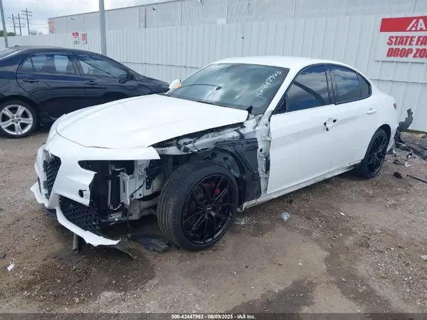 ZARFAEEN1J7596663 2018 ALFA ROMEO GIULIA - Image 2