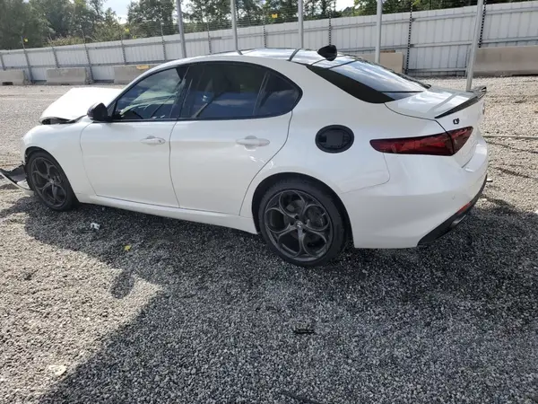 ZARFAEEN1J7597733 2018 ALFA ROMEO GIULIA - Image 2