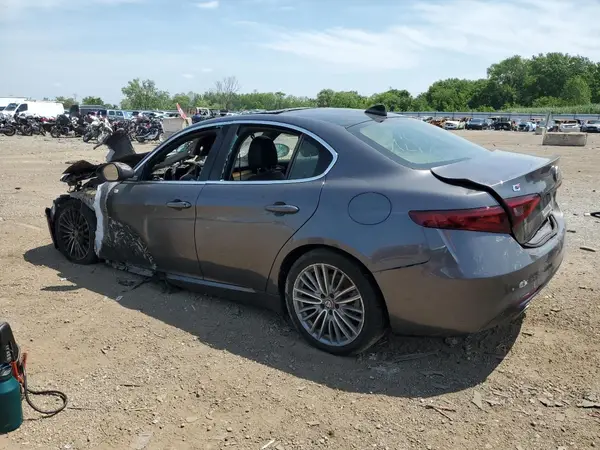 ZARFAEEN2J7567253 2018 ALFA ROMEO GIULIA - Image 2