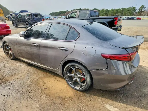 ZARFAEEN2J7574316 2018 ALFA ROMEO GIULIA - Image 2