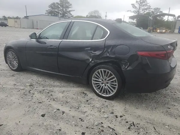 ZARFAEEN2J7590452 2018 ALFA ROMEO GIULIA - Image 2