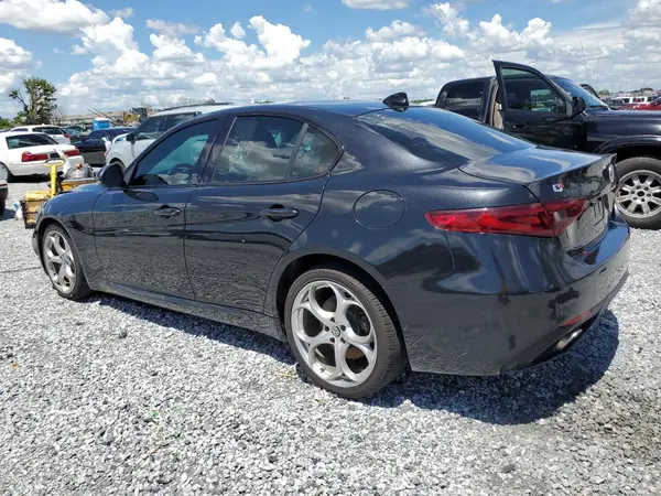 ZARFAEEN3J7588919 2018 ALFA ROMEO GIULIA - Image 2