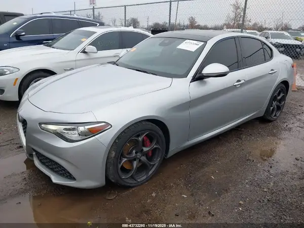 ZARFAEEN4H7545989 2017 ALFA ROMEO GIULIA - Image 2