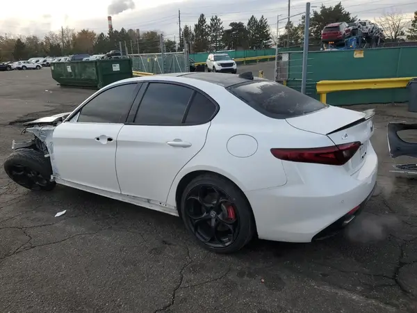 ZARFAEEN4H7555194 2017 ALFA ROMEO GIULIA - Image 2