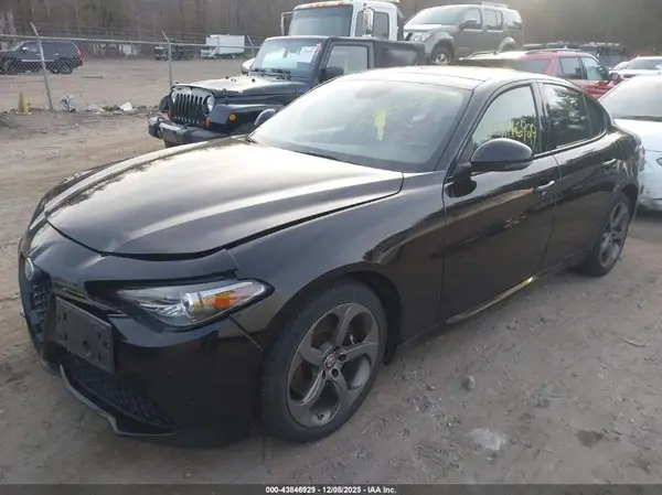 ZARFAEEN4H7560511 2017 ALFA ROMEO GIULIA - Image 2